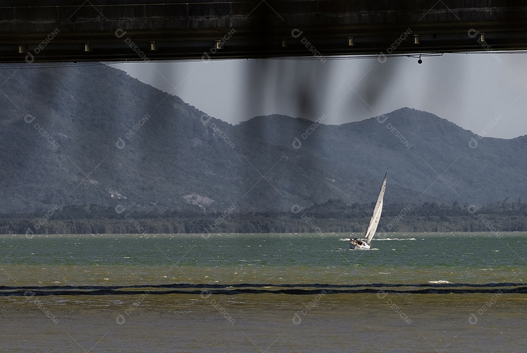 Pôr do sol na ponte Hercílio Luz em Florianópolis.