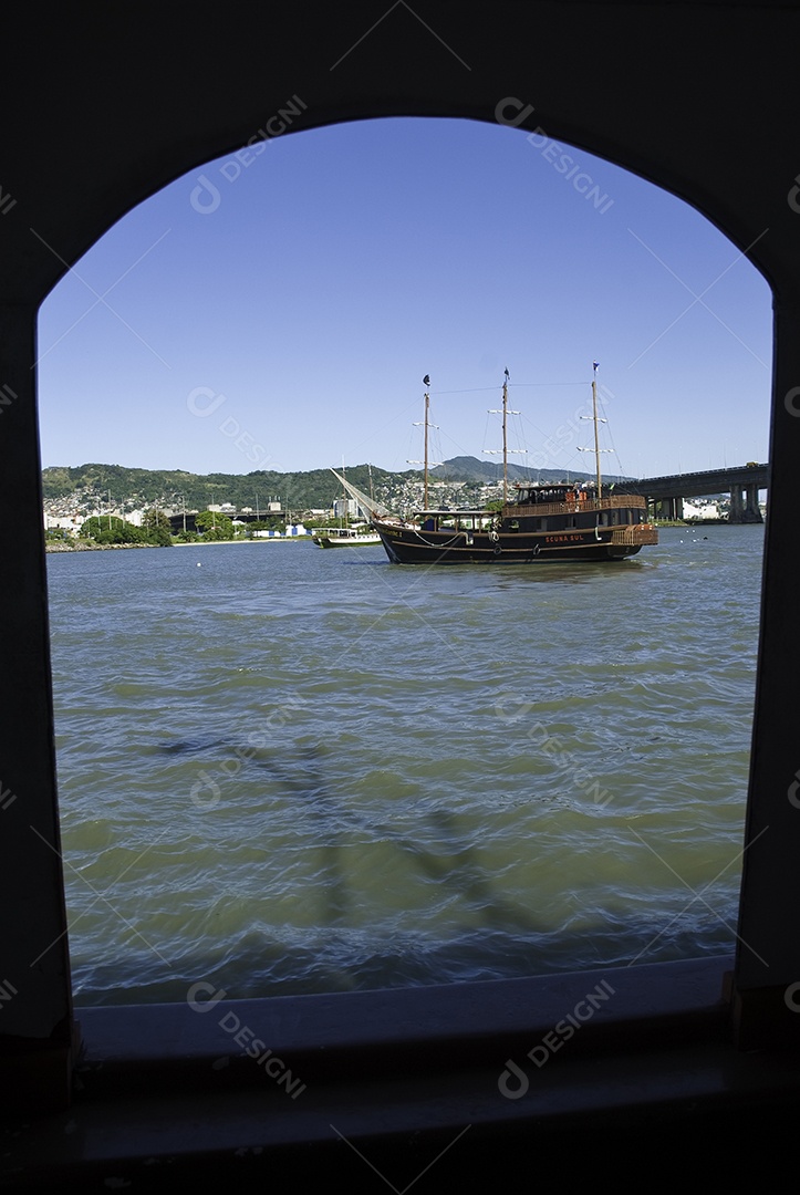 Passeio de barco em Florianópolis, saindo da ponte Hercílio Luz.