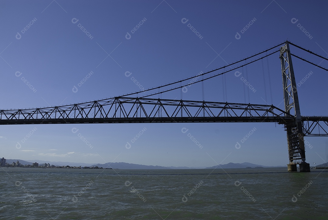 Pôr do sol na ponte Hercílio Luz em Florianópolis.