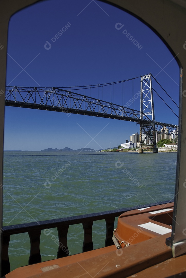 Pôr do sol na ponte Hercílio Luz em Florianópolis.