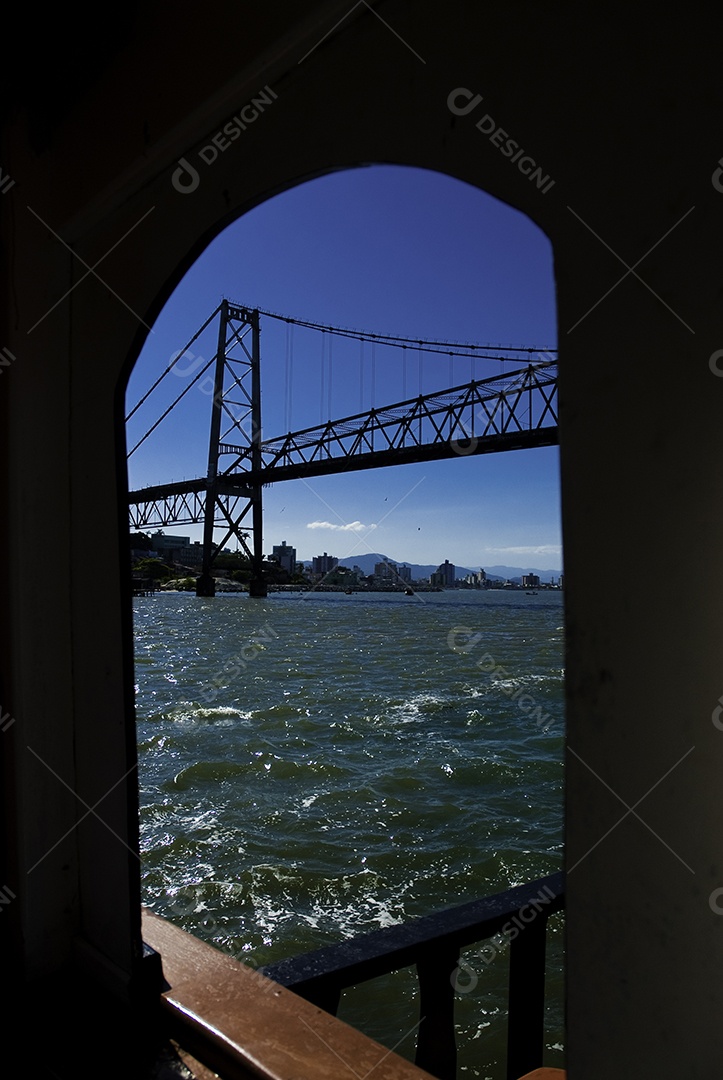 Pôr do sol na ponte Hercílio Luz em Florianópolis.