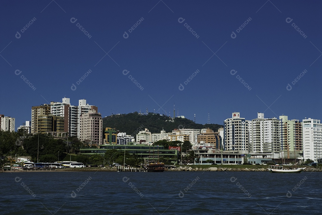 Passeio de barco em Florianópolis, saindo da ponte Hercílio Luz.