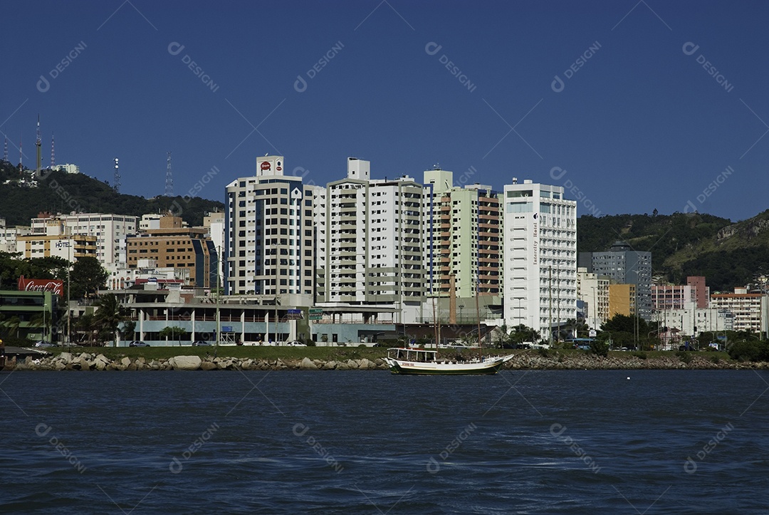 Passeio de barco em Florianópolis, saindo da ponte Hercílio Luz.