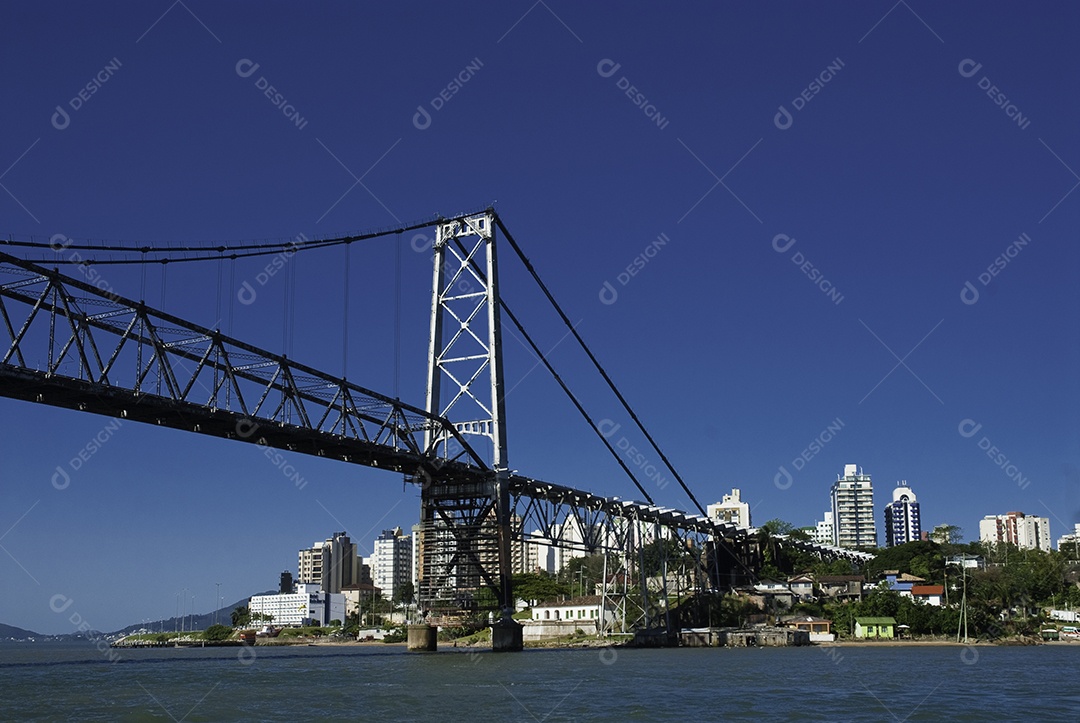 Pôr do sol na ponte Hercílio Luz em Florianópolis.