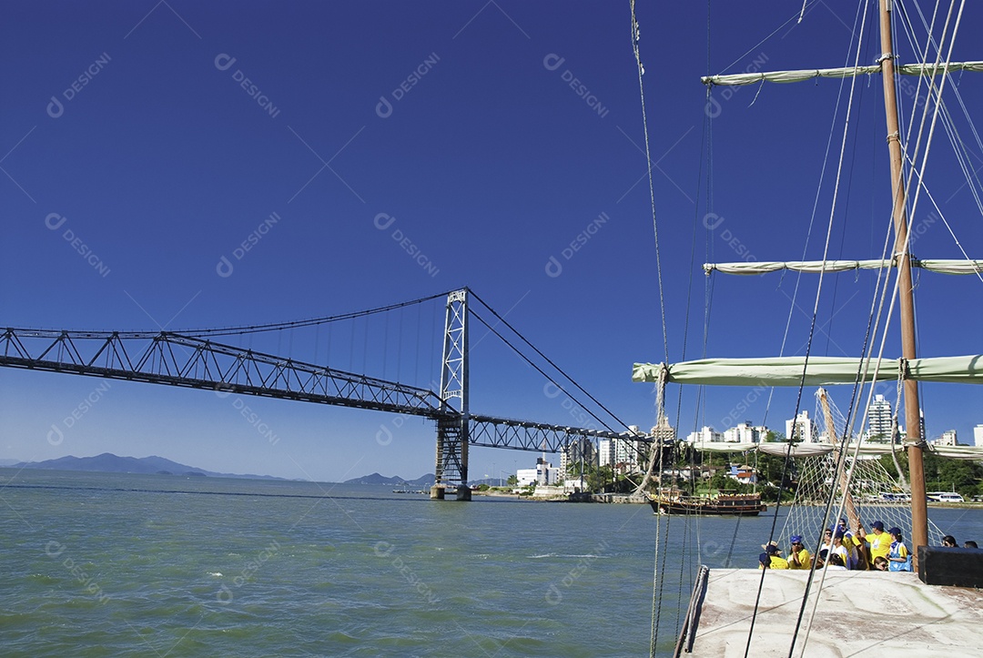 Passeio de barco em Florianópolis, saindo da ponte Hercílio Luz.