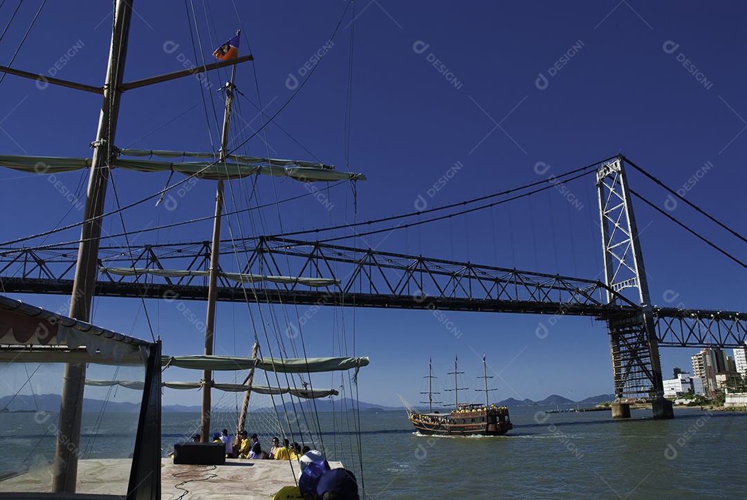 Passeio de barco em Florianópolis, saindo da ponte Hercílio Luz.