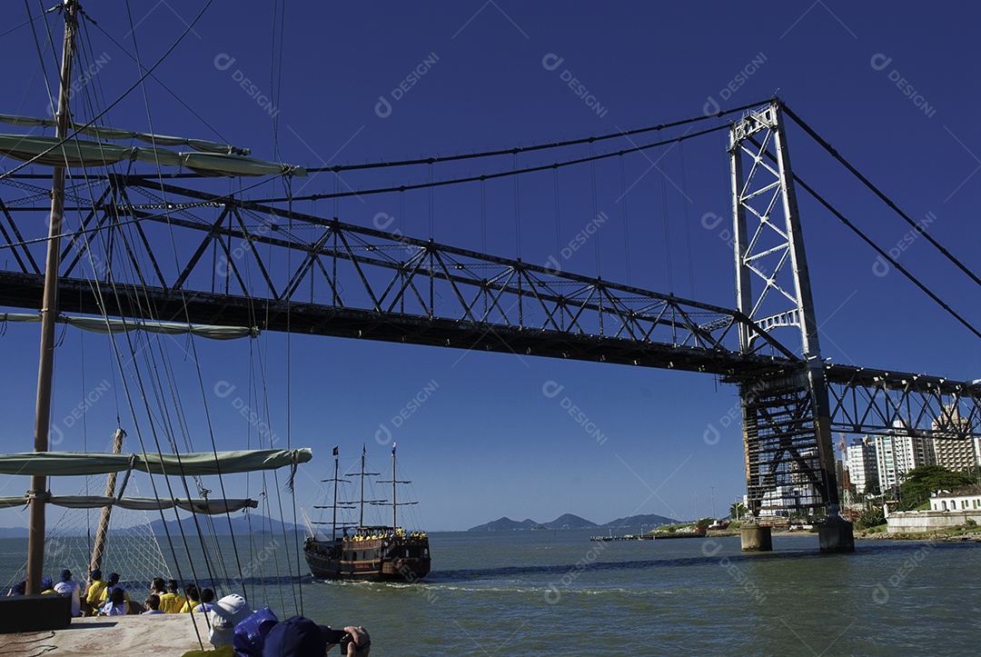 Passeio de barco em Florianópolis, saindo da ponte Hercílio Luz.