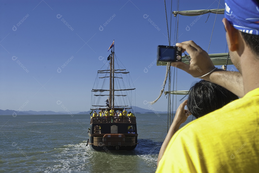 Passeio de barco em Florianópolis, saindo da ponte Hercílio Luz.