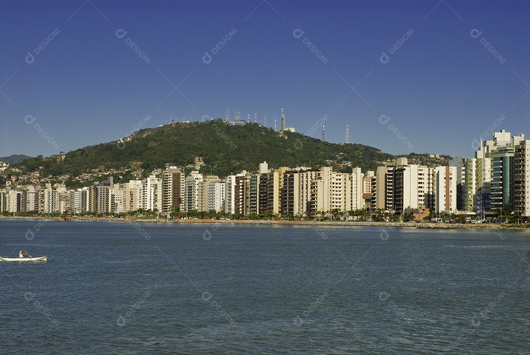 Passeio de barco em Florianópolis, saindo da ponte Hercílio Luz.