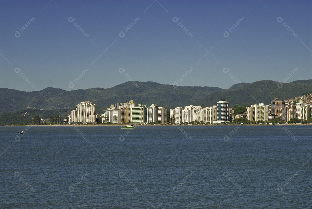 Passeio de barco em Florianópolis, saindo da ponte Hercílio Luz.