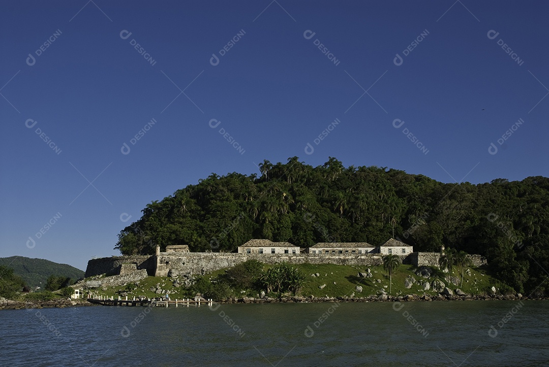 Passeio de barco em Florianópolis, saindo da ponte Hercílio Luz.
