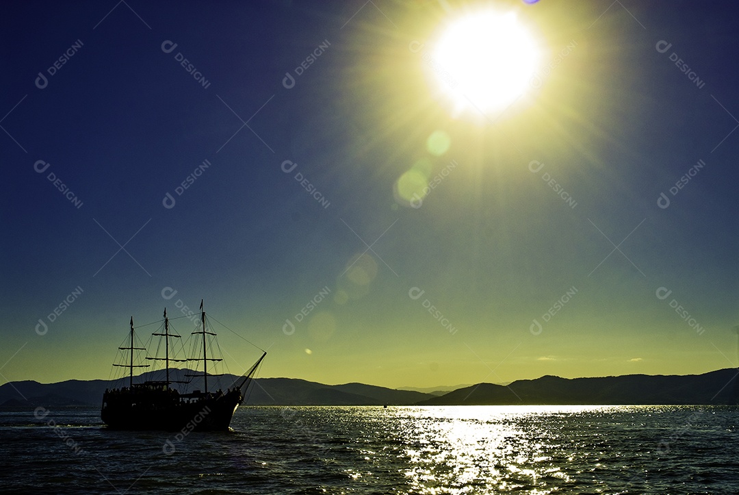 Passeio de barco em Florianópolis, saindo da ponte Hercílio Luz.