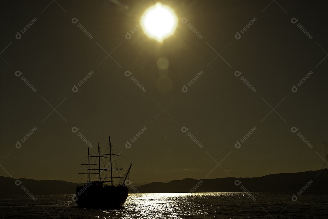 Passeio de barco em Florianópolis, saindo da ponte Hercílio Luz.
