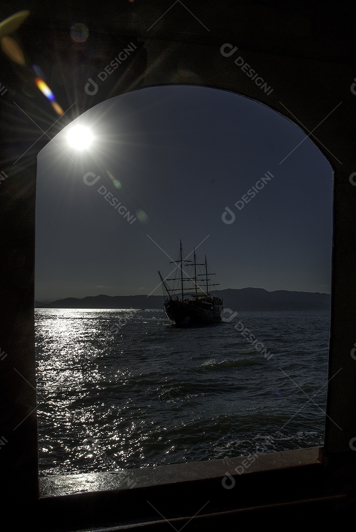 Passeio de barco em Florianópolis, saindo da ponte Hercílio Luz.