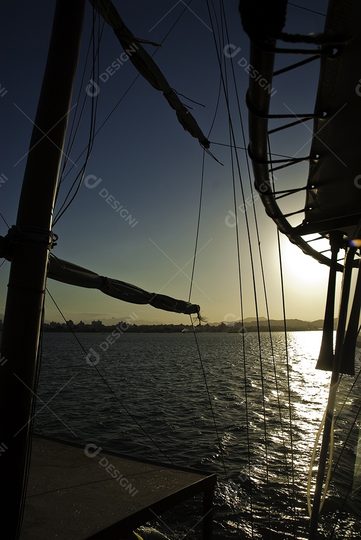 Passeio de barco em Florianópolis, saindo da ponte Hercílio Luz.
