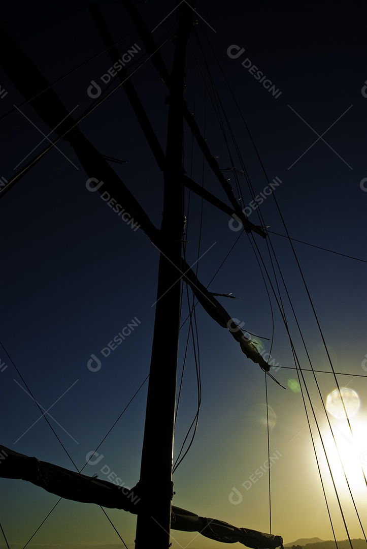 Passeio de barco em Florianópolis, saindo da ponte Hercílio Luz.