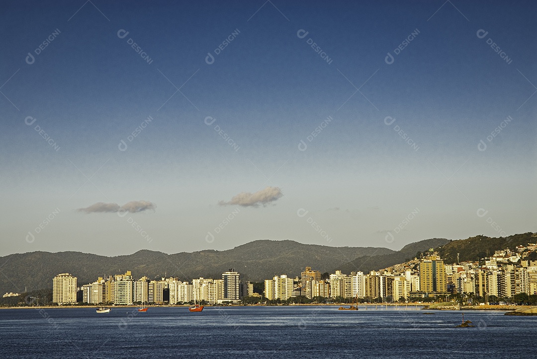 Linda vista de praia pôr do sol