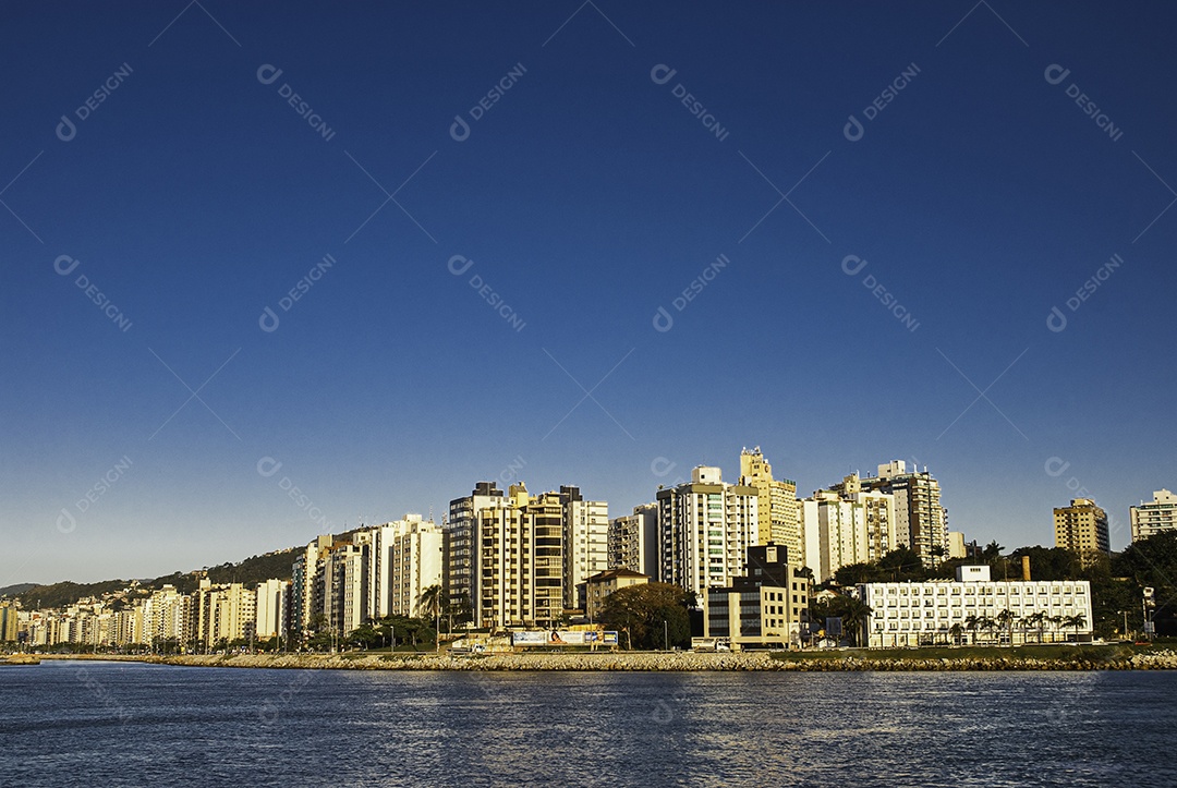 Passeio de barco em Florianópolis, saindo da ponte Hercílio Luz.