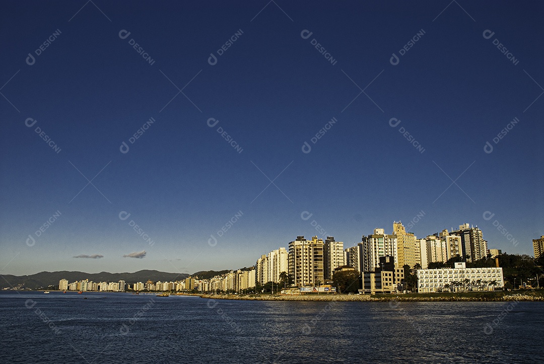 Passeio de barco em Florianópolis, saindo da ponte Hercílio Luz.