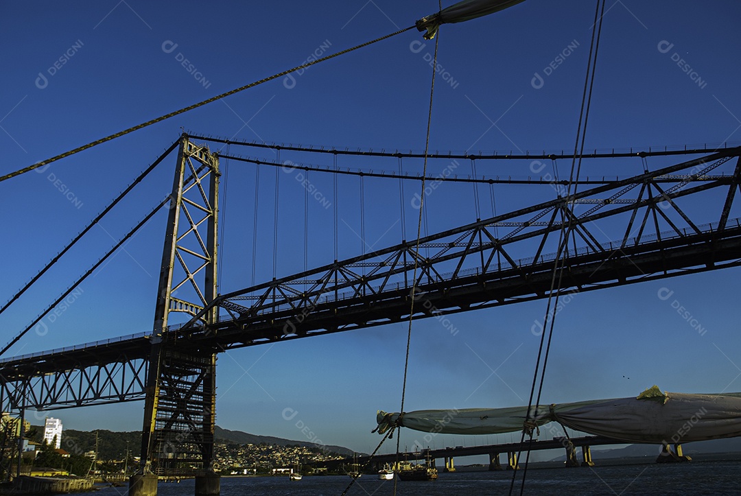 Passeio de barco em Florianópolis, saindo da ponte Hercílio Luz.