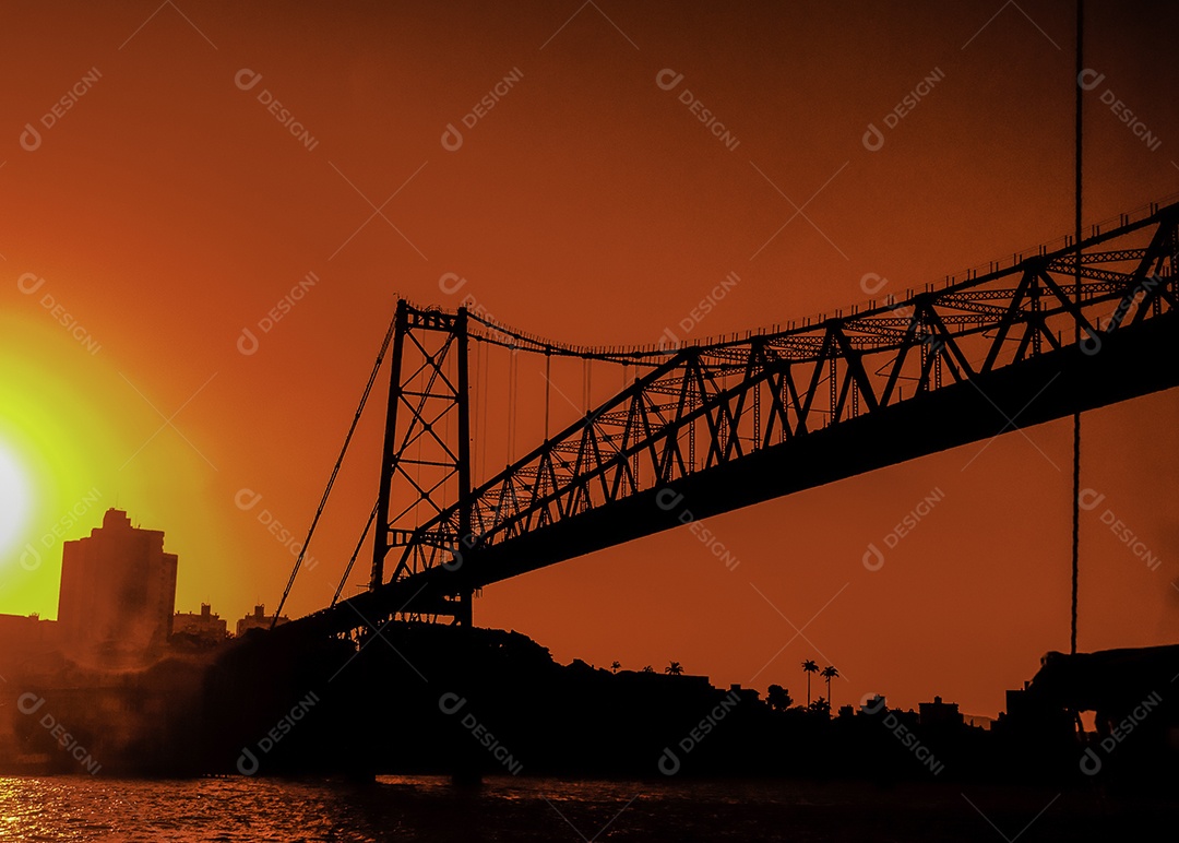 Linda vista de praia pôr do sol