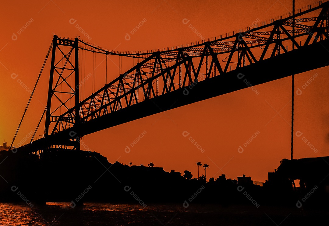 Linda vista de praia pôr do sol