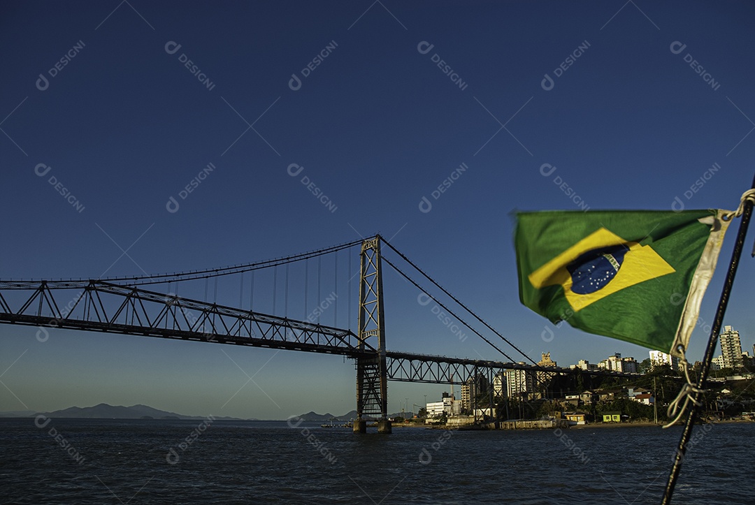 Linda vista de praia pôr do sol