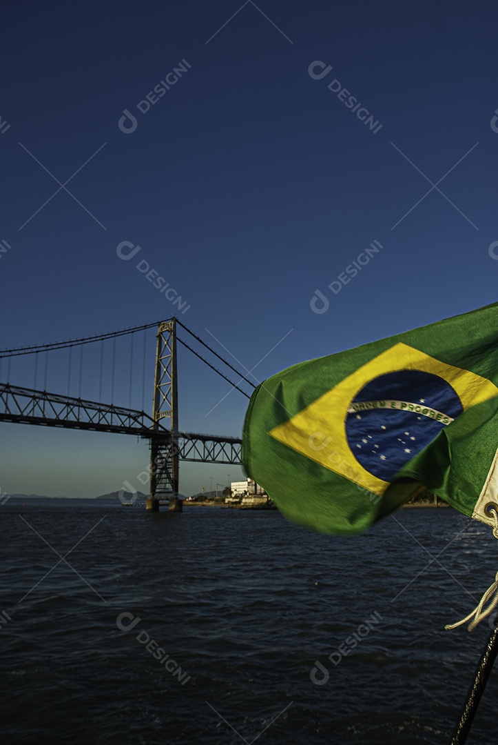 Linda vista de praia pôr do sol