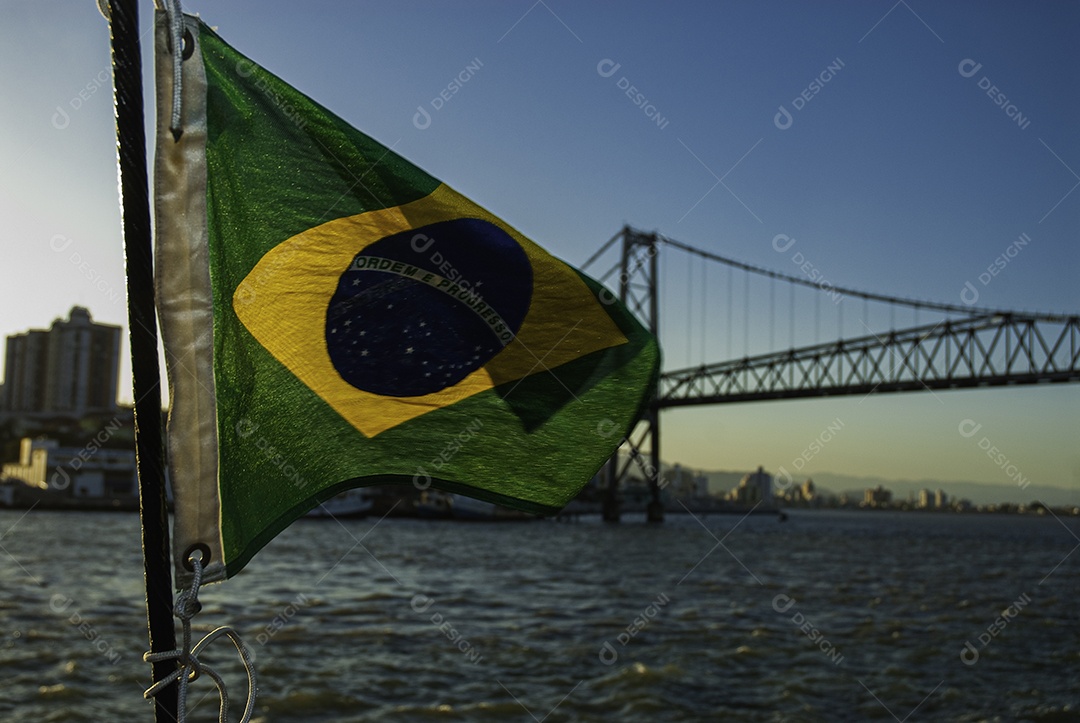 Linda vista de praia pôr do sol