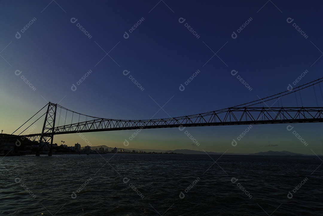 Linda vista de praia pôr do sol