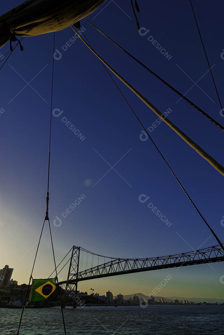 Linda vista de praia pôr do sol