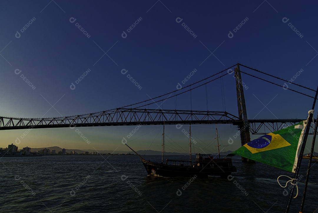 Linda vista de praia pôr do sol