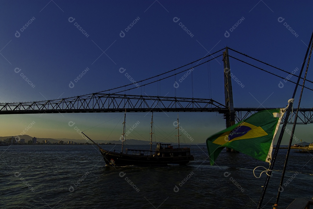 Linda vista de praia pôr do sol