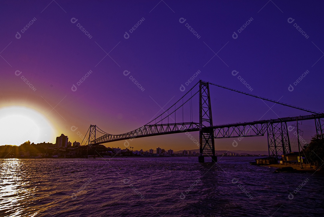 Linda vista de praia pôr do sol