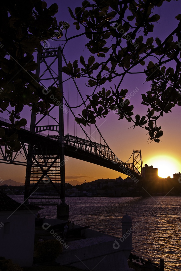 Linda vista de praia pôr do sol