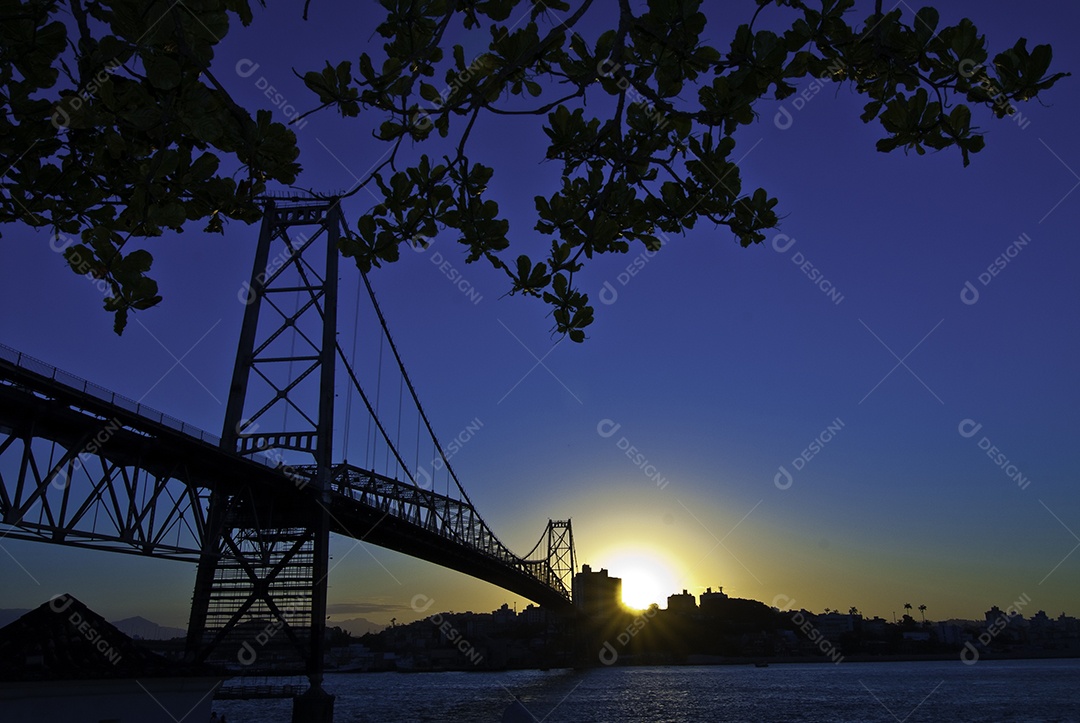Linda vista de praia pôr do sol
