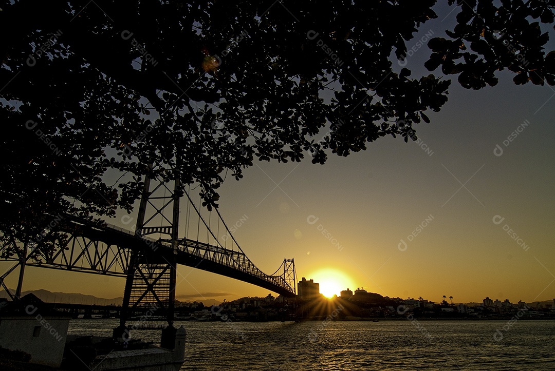 Linda vista de praia pôr do sol