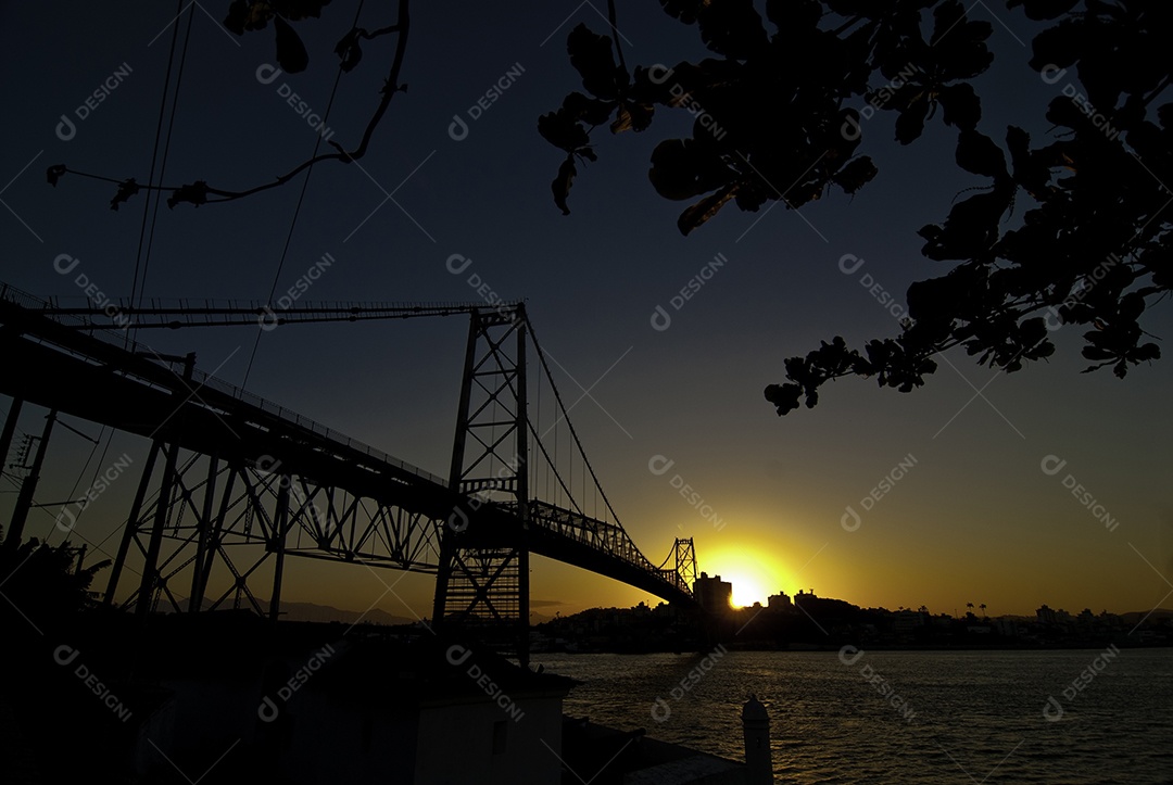 Linda vista de praia pôr do sol