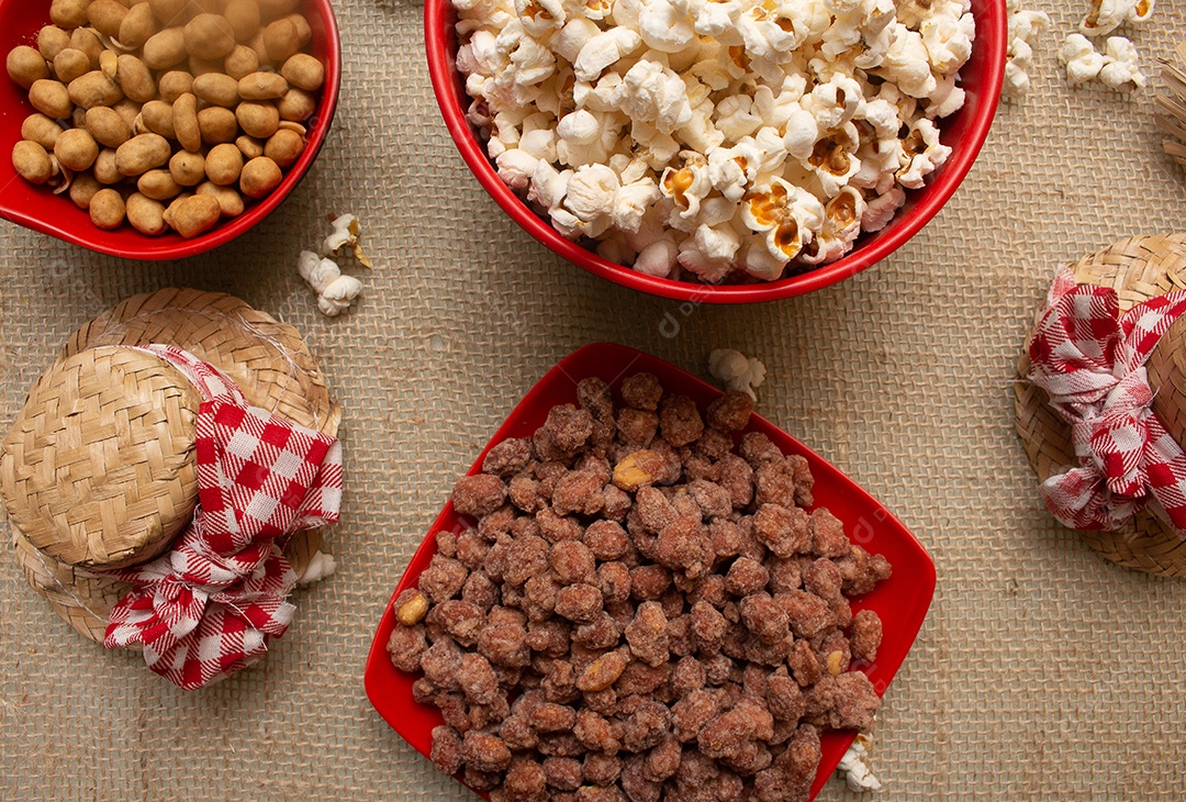 Mesa com vários petiscos da festa junina brasileira
