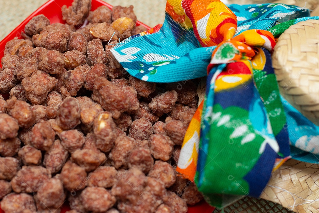 Mesa com vários petiscos da festa junina brasileira