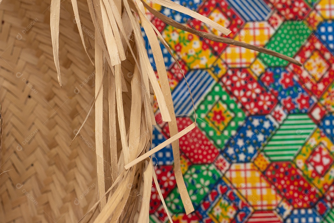 Chapéu de palha no fundo da festa junina brasileira