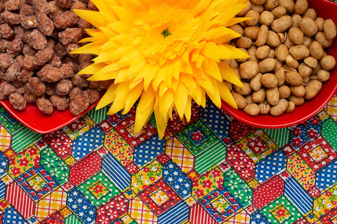 Duas tigelas cheias de comida típica brasileira