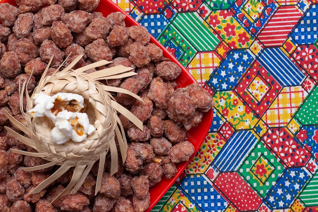 Tigela cheia de amendoim doce - festa junina brasileira