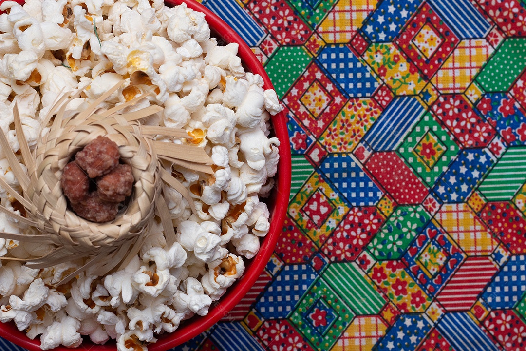 Tigela cheia de amendoim doce - festa junina brasileira