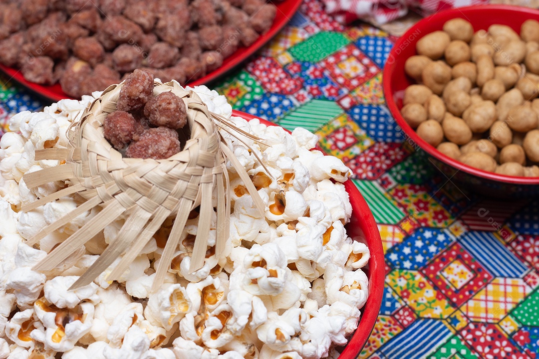 Tigela cheia de amendoim doce - festa junina brasileira