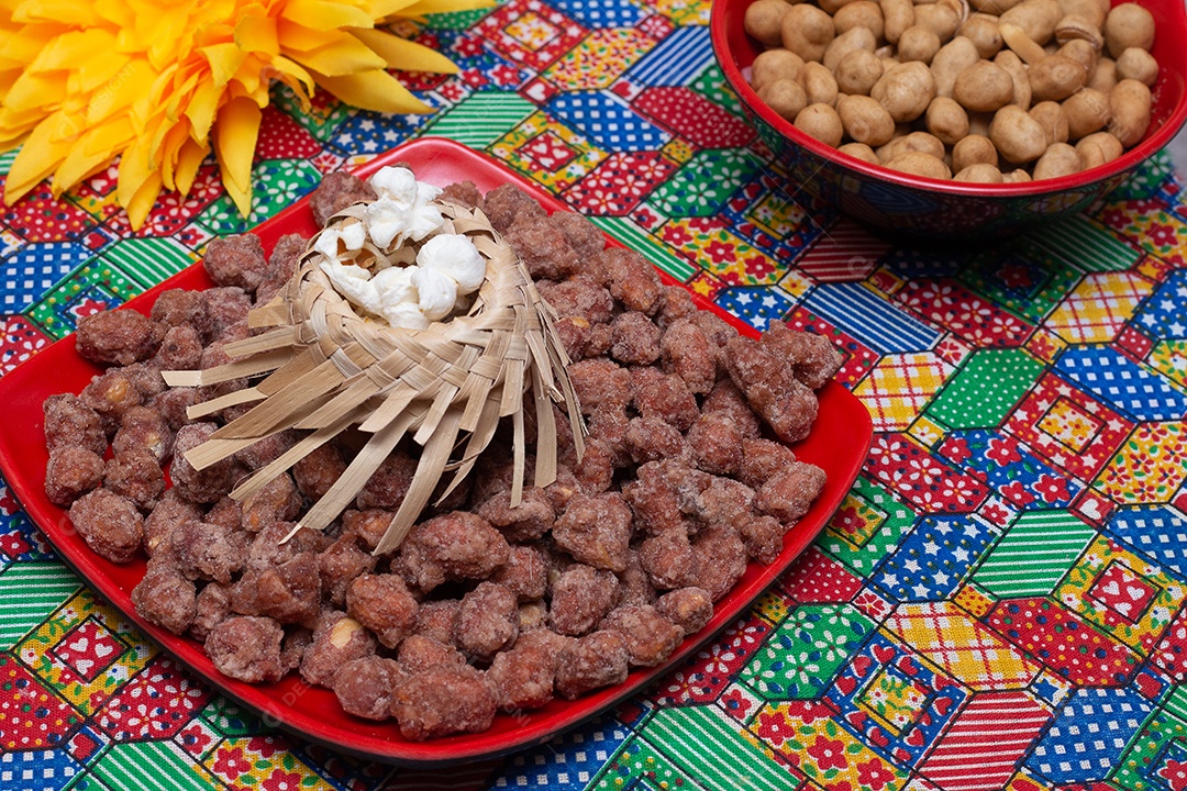 Tigela cheia de amendoim doce - festa junina brasileira