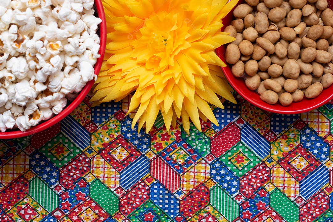 Tigela cheia de amendoim doce - festa junina brasileira