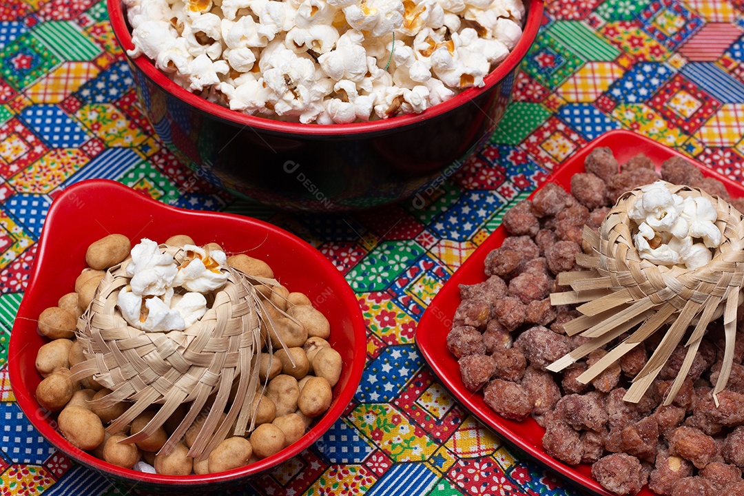 Tigela cheia de amendoim doce - festa junina brasileira