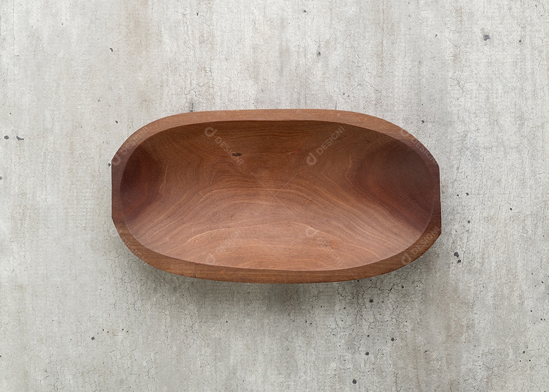 Tigela de madeira artesanal vazia sobre a mesa de madeira.