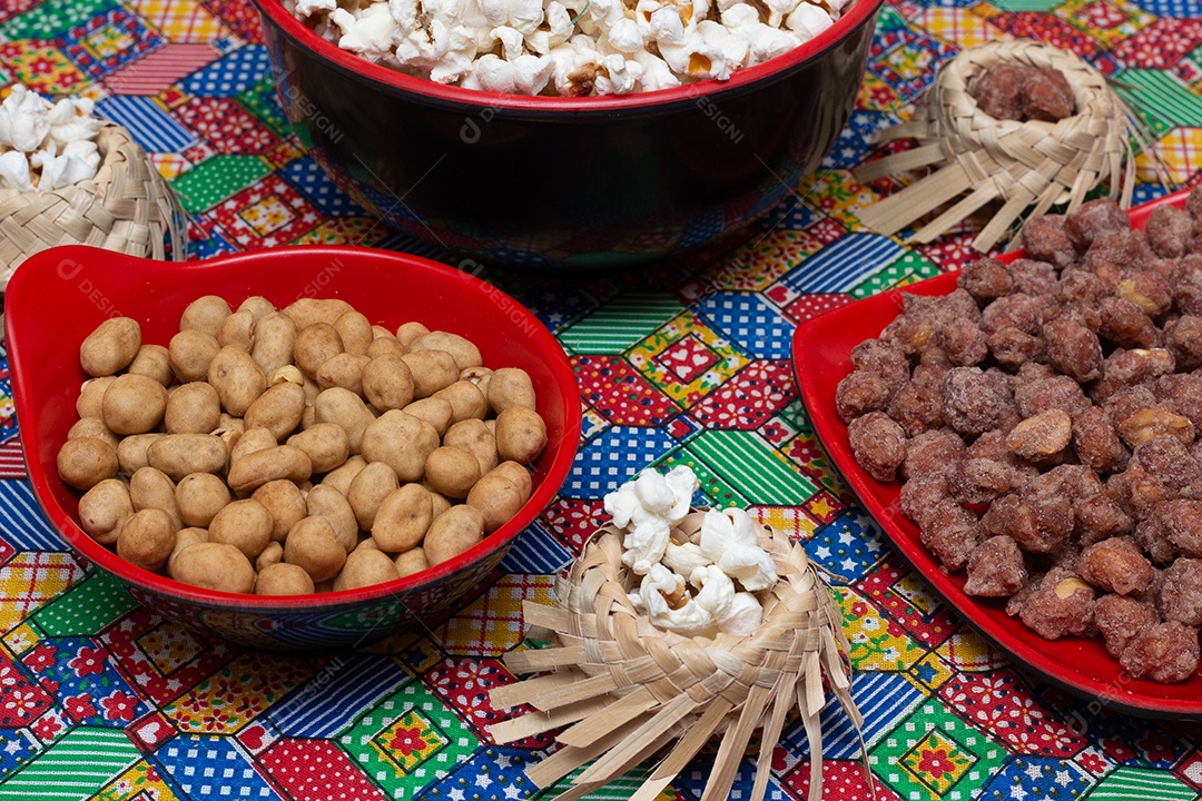 Tigela cheia de amendoim doce - festa junina brasileira